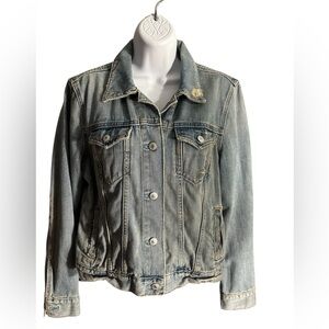 Size Large GAP Classic Blue Jean Jacket.  LG/GR/GR01.
